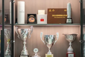 篮球训练馆展示柜放置奖杯球衣证书